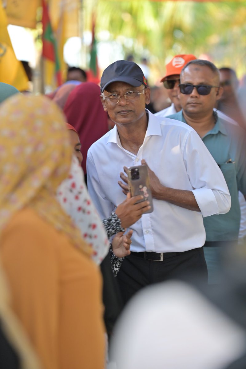 AlifushiAnusha's tweet photo. މިޕާޓީގެ ރިޔާސީ ކެންޑިޑޭޓް ރައީސް
@ibusolih
ކ.މާފުއްޓަށް ވަޑައިގަތުމުން ހޫނު މަރުޚަބާއެއް ދަންނަވައި.  ރިޔާސީ އިންތިޚާބުގެ ކެމްޕެއިން އަށް ރައީސް

@ibusolih
މާލެ އަތޮޅު ގުޅި، ގުރައިދޫ އަދި މާފުއްޓަށް ކުރައްވަމުން ގެންދަވާ ދަތުރުފުޅު.    #Ibu2023 #VoteMDP #UfaaveriAmaanRaajje https://t.co/yHW6YhE10p