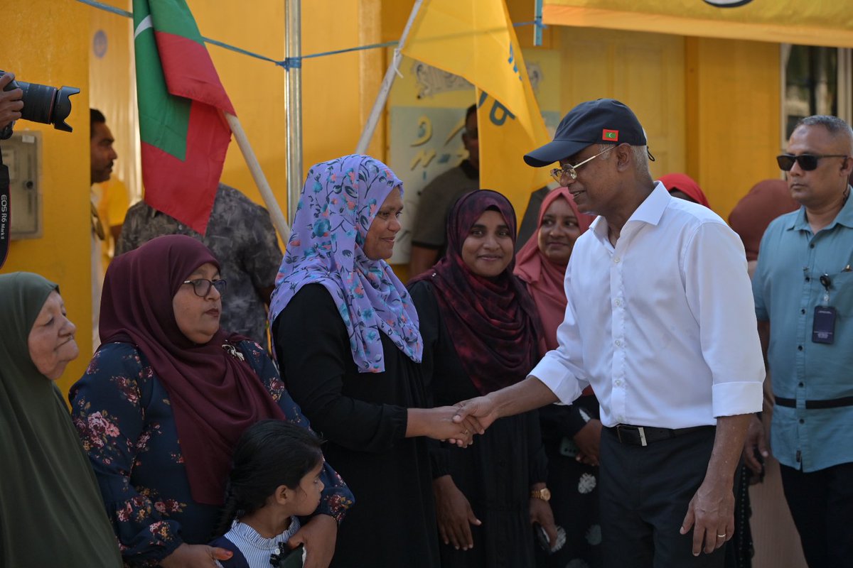 AlifushiAnusha's tweet photo. މިޕާޓީގެ ރިޔާސީ ކެންޑިޑޭޓް ރައީސް
@ibusolih
ކ.މާފުއްޓަށް ވަޑައިގަތުމުން ހޫނު މަރުޚަބާއެއް ދަންނަވައި.  ރިޔާސީ އިންތިޚާބުގެ ކެމްޕެއިން އަށް ރައީސް

 #Ibu2023 #VoteMDP #UfaaveriAmaanRaajje https://t.co/3vRUCdmyXB
