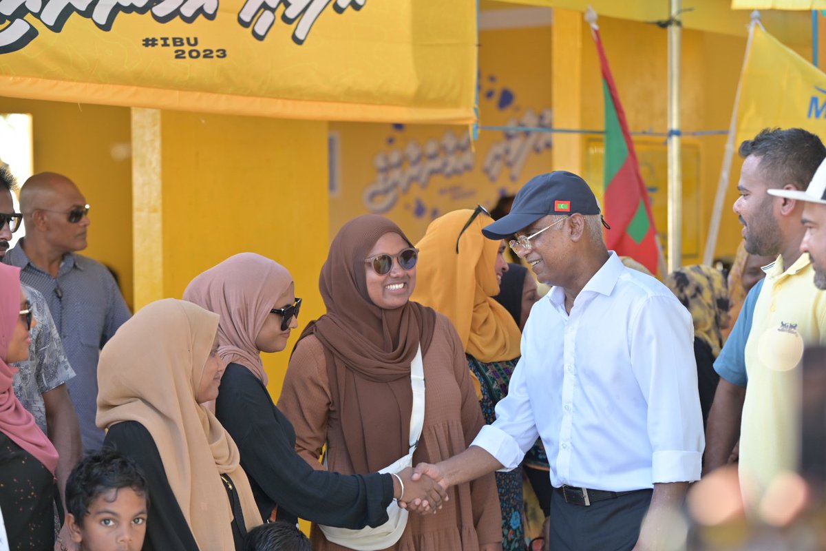 AlifushiAnusha's tweet photo. މިޕާޓީގެ ރިޔާސީ ކެންޑިޑޭޓް ރައީސް
@ibusolih
ކ.މާފުއްޓަށް ވަޑައިގަތުމުން ހޫނު މަރުޚަބާއެއް ދަންނަވައި.  ރިޔާސީ އިންތިޚާބުގެ ކެމްޕެއިން އަށް ރައީސް

 #Ibu2023 #VoteMDP #UfaaveriAmaanRaajje https://t.co/3vRUCdmyXB