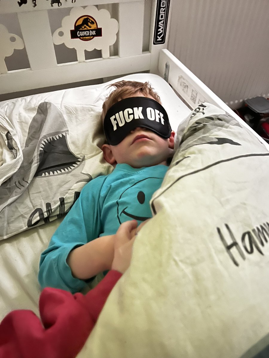 Eina svefngríman á heimilinu sem passar á barnið 🤷‍♀️