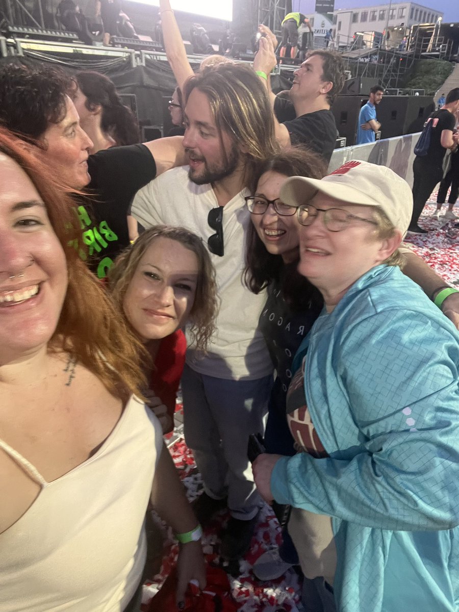 projectIDNew's tweet photo. Mönchengladbach, July 14, 2022: an unforgettable night 🥰
#flamily #bestconcertever
Please feel free to tag the people in the pics in the comments💖 https://t.co/XT9Pecl7oe