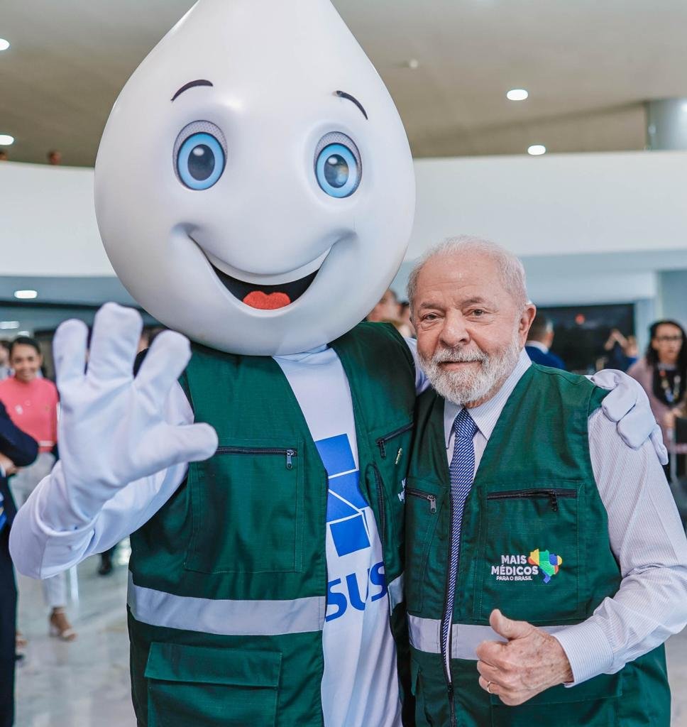 GuilhermeBoulos's tweet photo. Tudo o que Bolsonaro destruiu está voltando muito melhor. Faz o L! 

O Mais Médicos também está oficialmente de volta. Hoje de manhã o presidente Lula sancionou a lei que retoma o programa e deve ampliar em 15 mil o número de médicos nas regiões de maior vulnerabilidade. https://t.co/FxAGhmFnF6