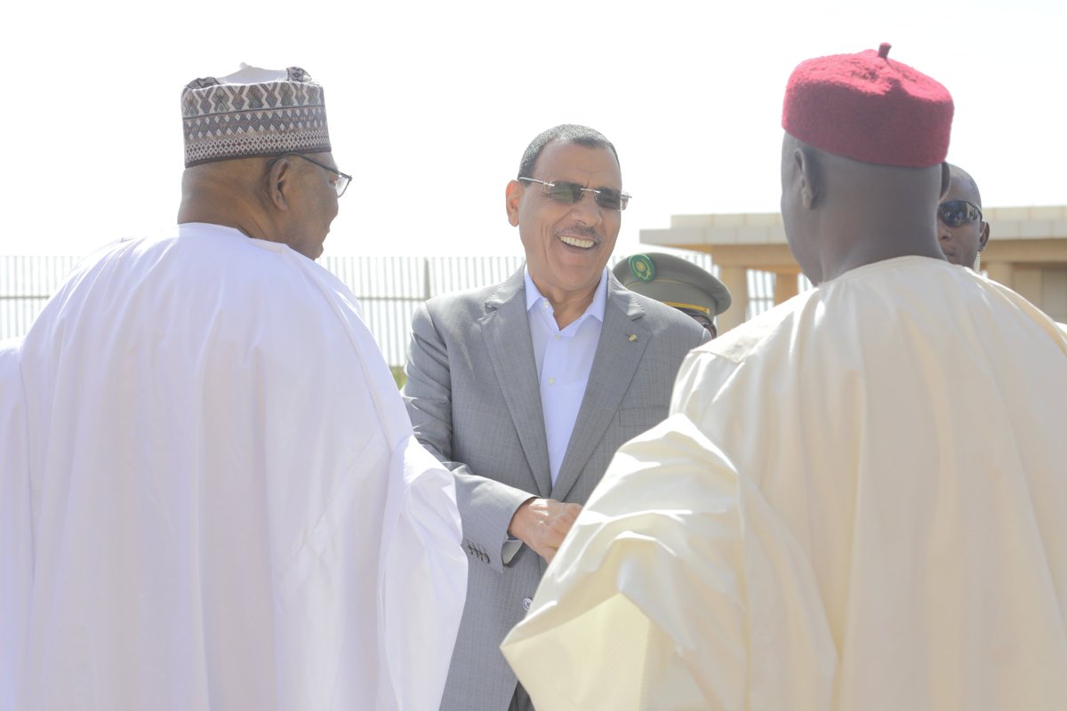 PresidenceNiger's tweet photo. Le Président de la République S.E.M @mohamedbazoum a regagné Niamey, ce vendredi 14 juillet 2023, en provenance de Gaborone (Botswana) où il a participé au US-Africa Business Summit.

Il a été accueilli à sa descente d'avion par le Premier Ministre SEM Ouhoumoudou Mahamadou https://t.co/Cym5CrCOl8