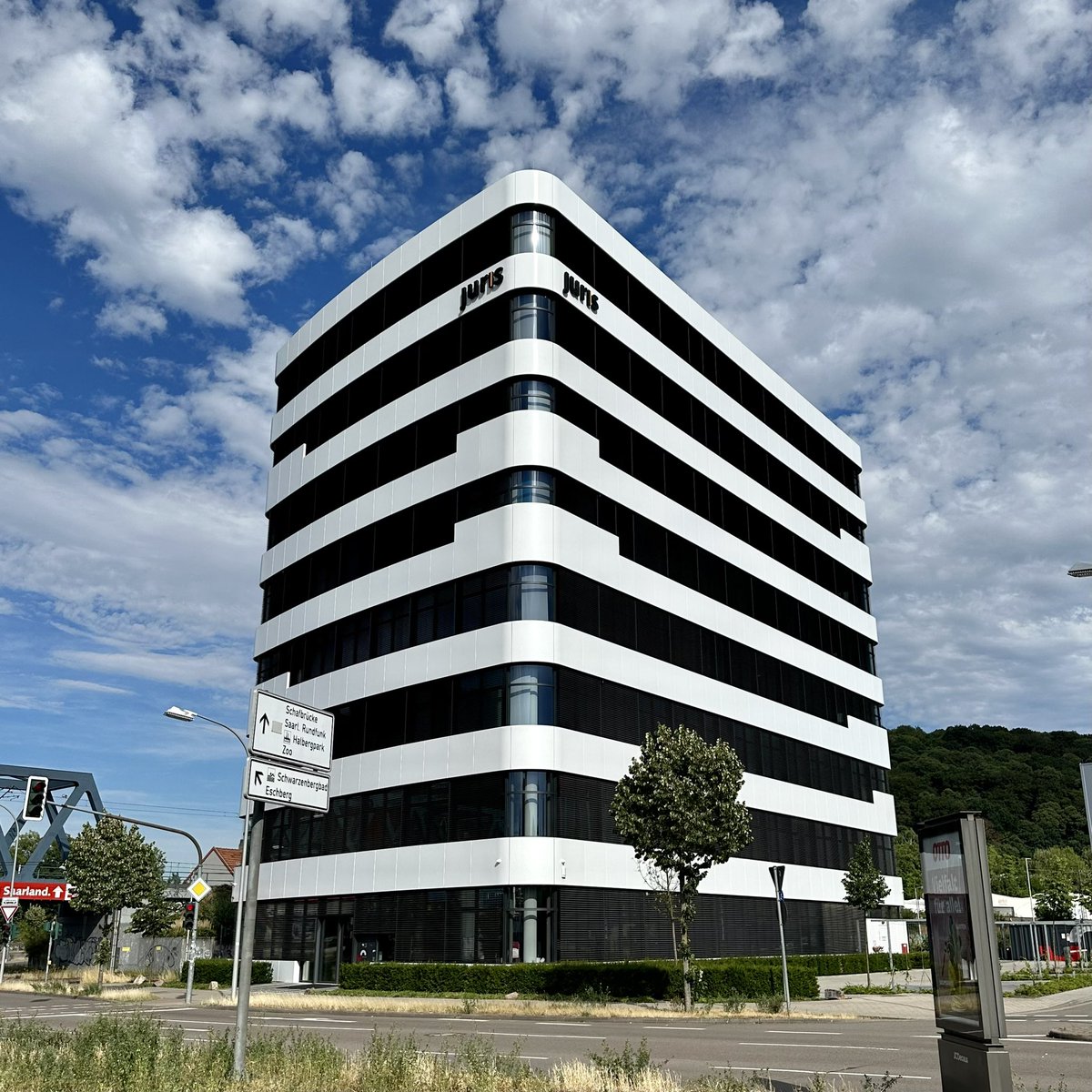 In #Saarbrücken feiert man bereits allerorten: An der Uni des Saarlandes <a href="/jura_uds/">Rechtswissenschaftliche Fakultät der UdS</a> findet die juristische Abschlussfeier 🎓 statt, in der Innenstadt startete das #Altstadtfest 🍺,  und viele feiern den #14juillet  🇫🇷  mit unseren Nachbarn. Genießen Sie das Sommer-Wochenende! 🌞