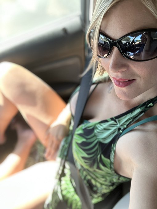 Moment plaisir pendant que @LumaCarie1 conduit pour aller rejoindre les licornes @ChicGlamOff   https://t<a class="tags" target="_blank" title="On Twitter" href="/?out=eyJ0eXAiOiJKV1QiLCJhbGciOiJIUzUxMiJ9.eyJpYXQiOjE3MjgxNTc4NTQsImlzcyI6InR3cG9ybnN0YXJzLmNvbSIsIm5iZiI6MTcyODE1Nzg1NCwiZXhwIjoxNzU5NjkzODU0LCJyZWRpcmVjdF91cmwiOiJodHRwczovL3R3aXR0ZXIuY29tL0x1bWFDYXJpZTEifQ.Pj9WqM1xf5n8TXjrg94I2O_S2dt-EOepRnPAy5PtV-LLjfvwwetuICm5Pfy8KWD_b19A1k3zHSCl9EnBUUsIjg">@LumaCarie1</a><a href="/tag/picoftheday"class="tags"><span>#picoftheday</span></a>