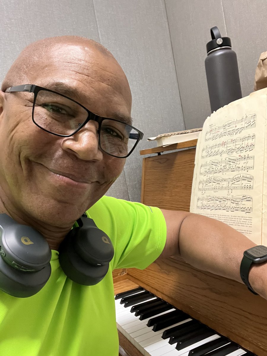 theflu2's tweet photo. Practicing is a GOOD thing! No matter what it is you play (or do), practice it! I LOVE to practice the piano! I freaking LOOOOVE to practice. I’m weird I guess. And I’m okay with that! Get it in, y’all! PRACTICE!! 🎹🎶 #musicismytherapy #ThePlayground #switchtheband #oscb https://t.co/lB803GoMiO