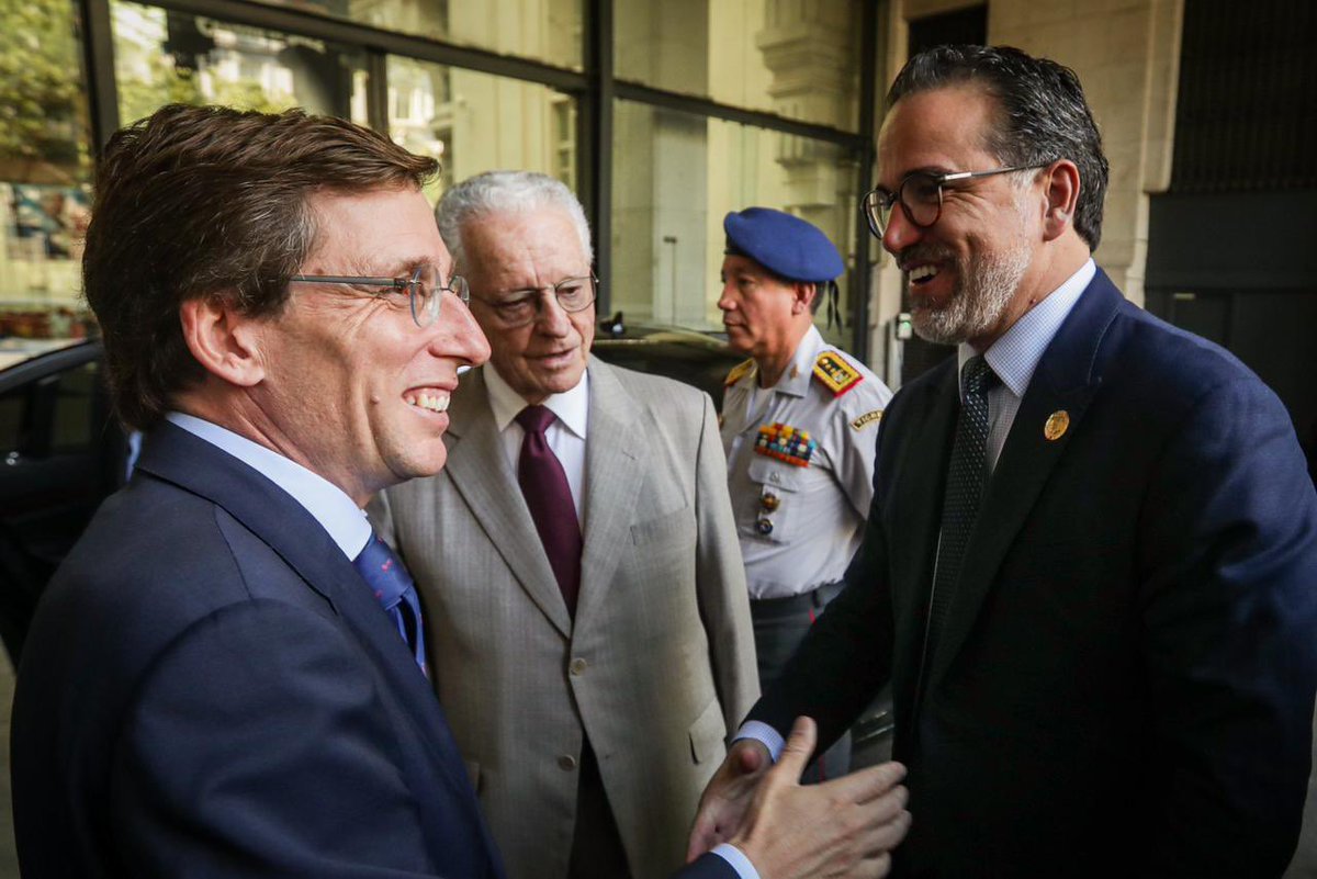 GustavoManriq_M's tweet photo. Iniciamos nuestra jornada de trabajo en Madrid, la ciudad con más ecuatorianos en España 🇪🇸

Acompañé al presidente @LassoGuillermo en una importante reunión con @IdiazAyuso, presidenta de la @ComunidadMadrid y el alcalde de la ciudad, José Luis Martínez-Almeida, @AlmeidaPP_. https://t.co/onAVZWXzt3