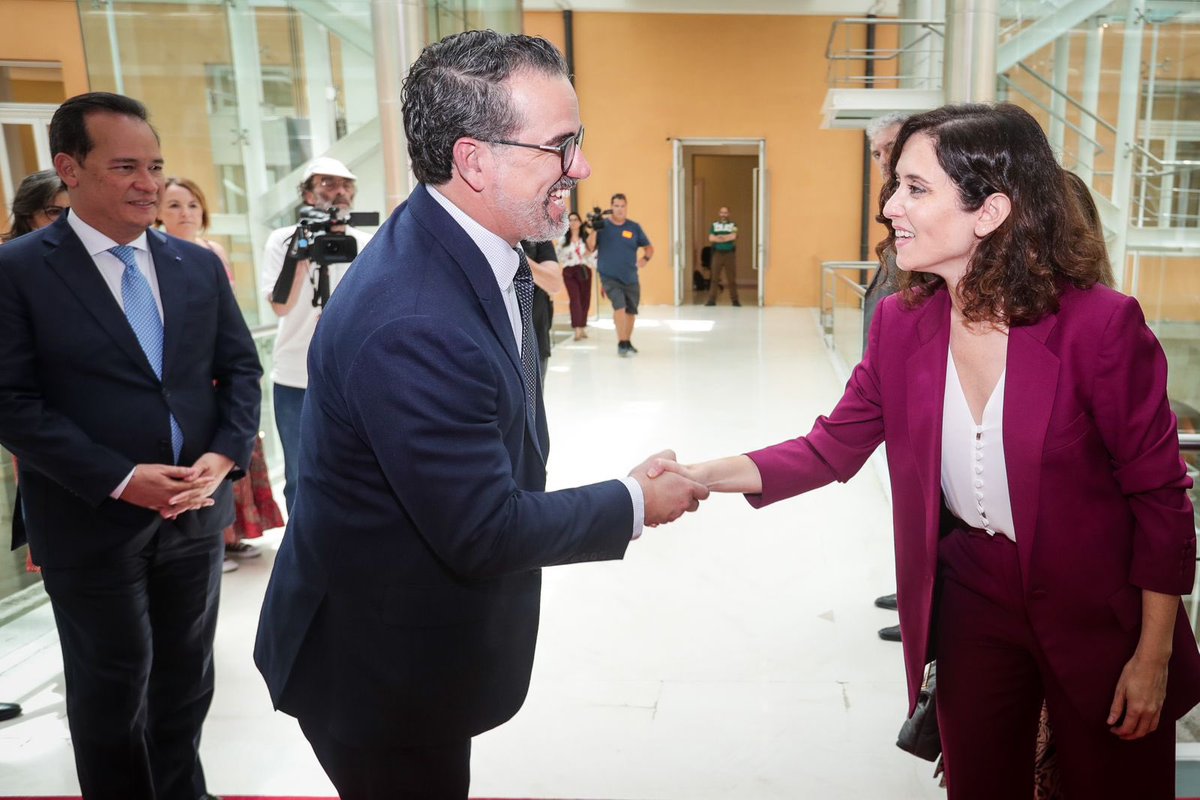 GustavoManriq_M's tweet photo. Iniciamos nuestra jornada de trabajo en Madrid, la ciudad con más ecuatorianos en España 🇪🇸

Acompañé al presidente @LassoGuillermo en una importante reunión con @IdiazAyuso, presidenta de la @ComunidadMadrid y el alcalde de la ciudad, José Luis Martínez-Almeida, @AlmeidaPP_. https://t.co/onAVZWXzt3