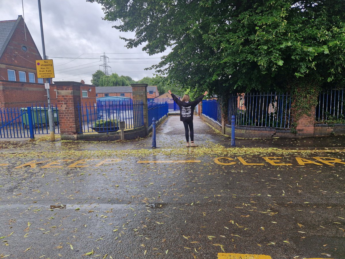 HanBan1704's tweet photo. So long @latimerprimary 💙 Thank you for everything! Belle💙 https://t.co/7mgFCnd50q