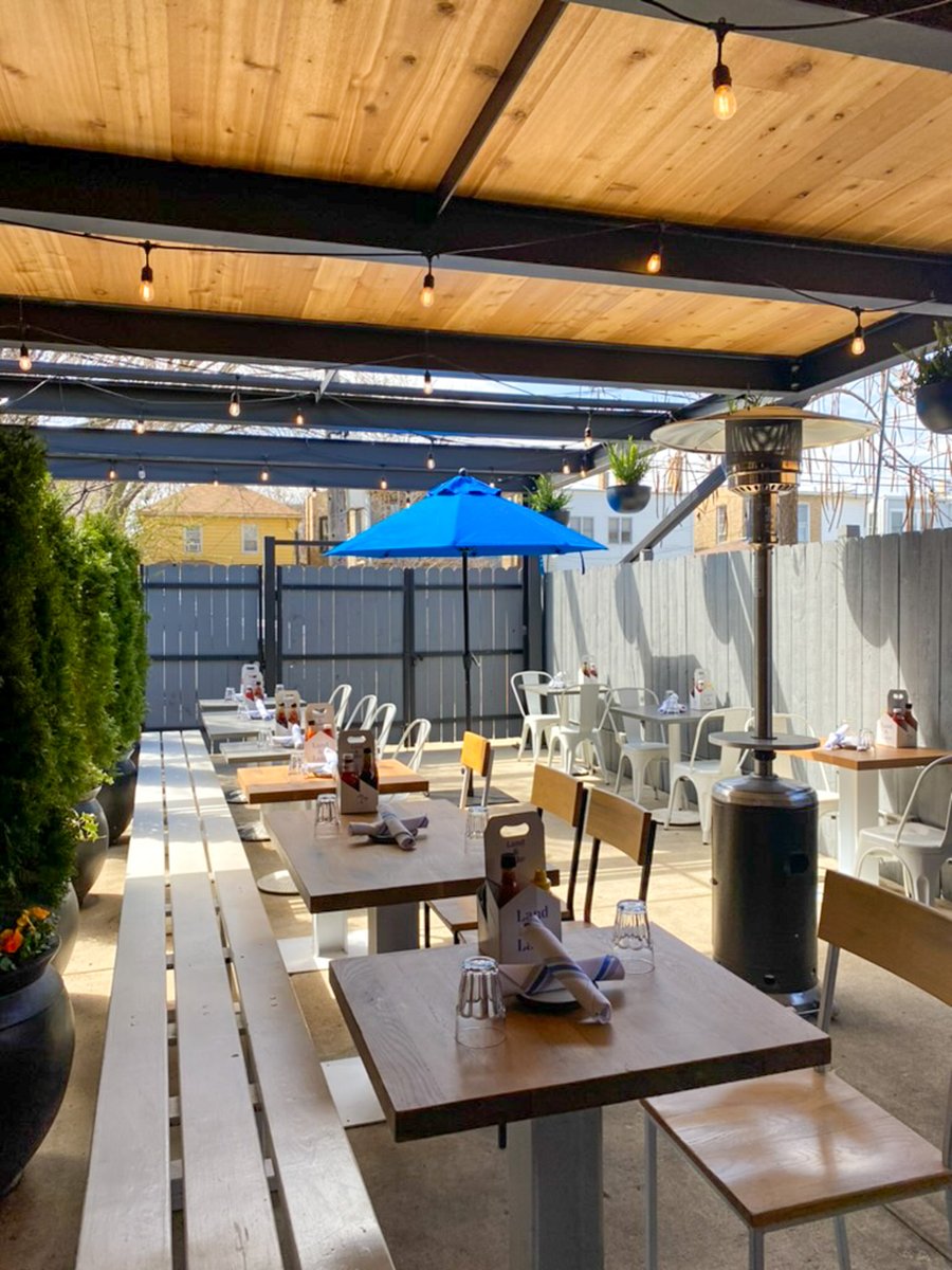 Lunch on the patio is all we need on a summer Friday afternoon 😋☀️

#landandlakeaville #andersonvillechicago #lunch #alwaysandersonville #avilleeats #patioseason #happyhour