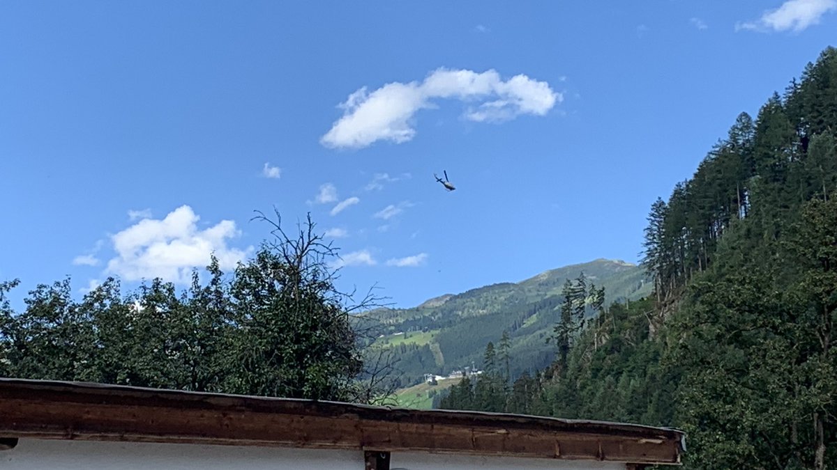 AvDuijvenboden's tweet photo. Goed nieuws voor wie naar #Gerlos wil! Vanwege stormschade is de #B165 tussen Zell am Ziller en Gerlos al enkele dagen afgesloten. Men is druk bezig (oa met heli) om alles weer veilig te maken zodat de weg zaterdagmiddag 12u weer geopend kan worden @ANWBeuropa @WazeNederland https://t.co/ILRDGDggj8