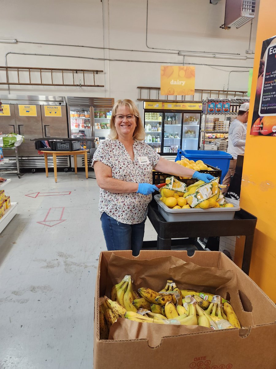 DematicAmericas's tweet photo. Our Lisle, IL office recently dedicated their time to volunteer at the @WSCPantry. Together, the @DematicGlobal team inspected produce, stocked shelves, and coolers, along with other tasks. #Community. #Giveback #LifeatDematic https://t.co/aLIu4I9VRo
