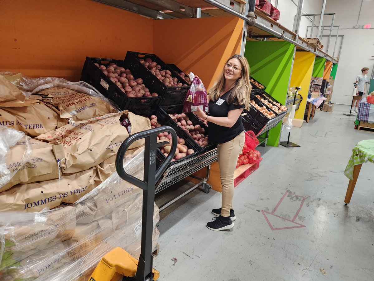 DematicAmericas's tweet photo. Our Lisle, IL office recently dedicated their time to volunteer at the @WSCPantry. Together, the @DematicGlobal team inspected produce, stocked shelves, and coolers, along with other tasks. #Community. #Giveback #LifeatDematic https://t.co/aLIu4I9VRo