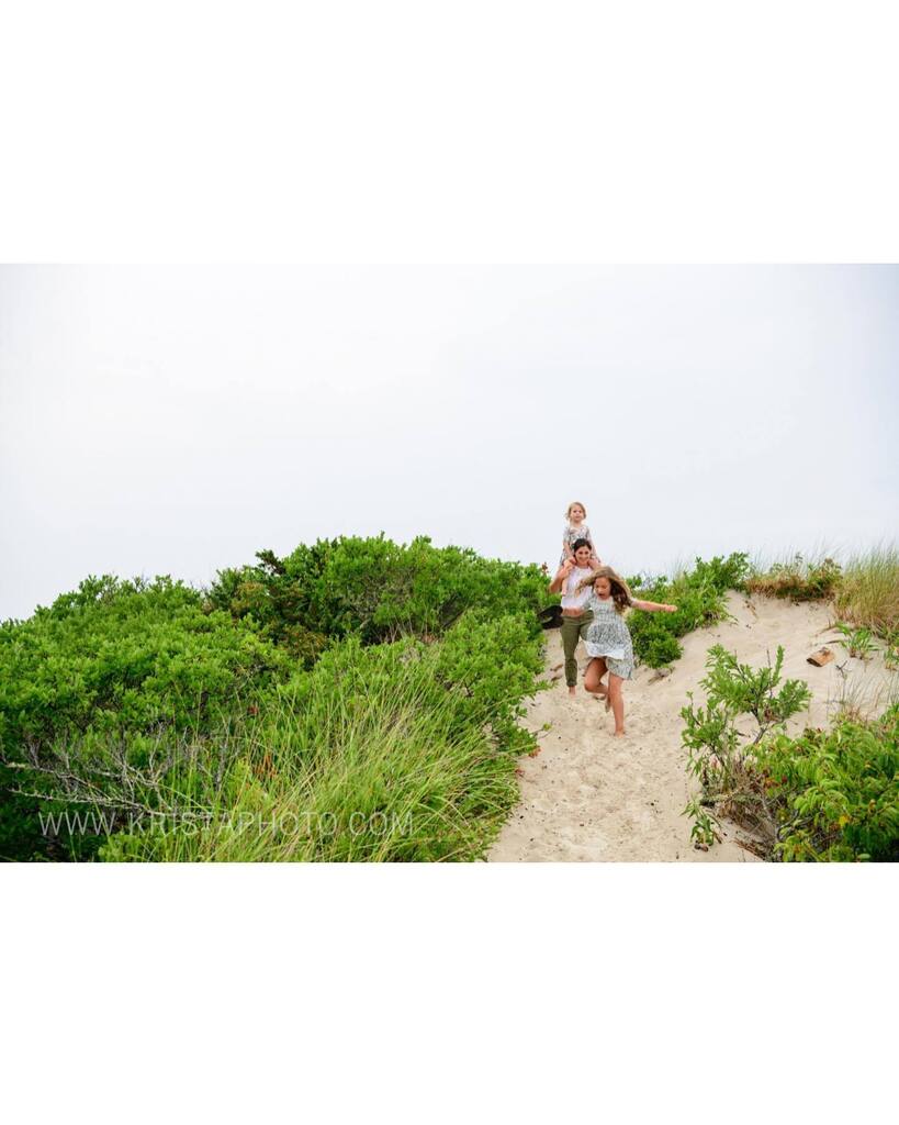A vacation with the whole fam on the Cape definitely calls for some documentary family photos and a little trip to the beach in the rain! ⁠
⁠
#kristaphoto #kristaphotofamilies #vacationphotography #capecod ⁠ instagr.am/p/CurwcBOO4_g/
