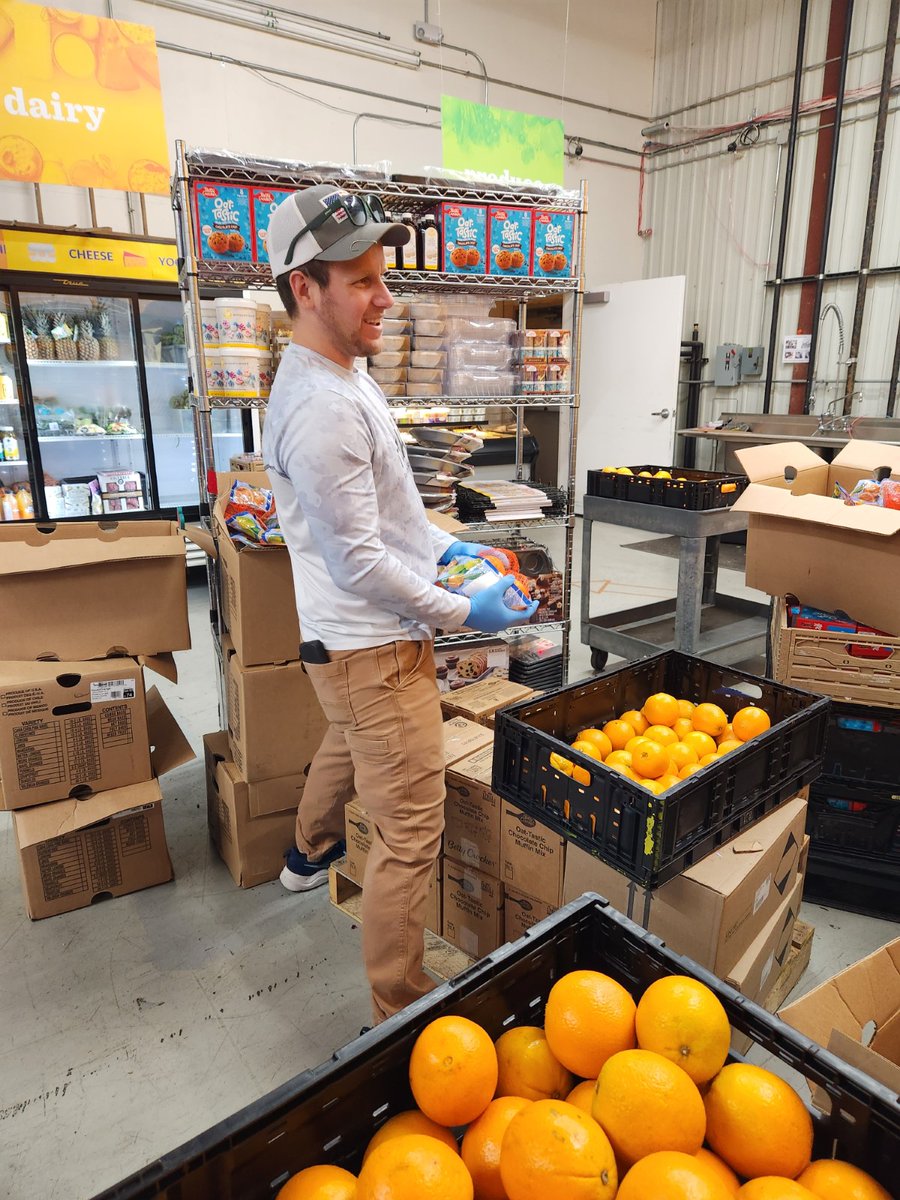 DematicAmericas's tweet photo. Our Lisle, IL office recently dedicated their time to volunteer at the @WSCPantry. Together, the @DematicGlobal team inspected produce, stocked shelves, and coolers, along with other tasks. #Community. #Giveback #LifeatDematic https://t.co/aLIu4I9VRo