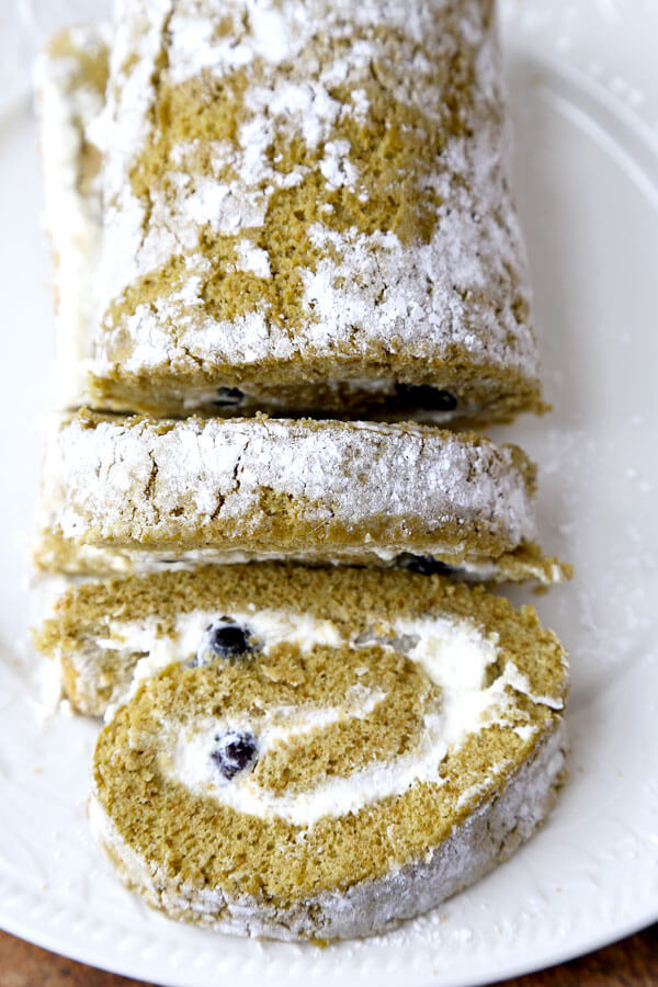 misspickledplum's tweet image. I don't bake very often - but when I do, there's a high likelihood that I'll be making this Matcha Blueberry Roll Cake (ロール ケーキ) 😍

Get the Recipe 👉 pickledplum.com/matcha-roll-ca…

#rollcake #baking #matcha #ロールケーキ #japanesesweets