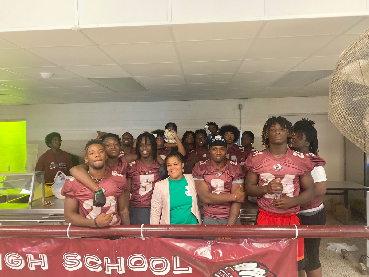 drvperkins040's tweet photo. Itβs a collaboration!! See students helping school and community.. Itβs the Chickasaw way! #GoChicks!@JettCoach @asapisland https://t.co/Z4KOIbc1Z1