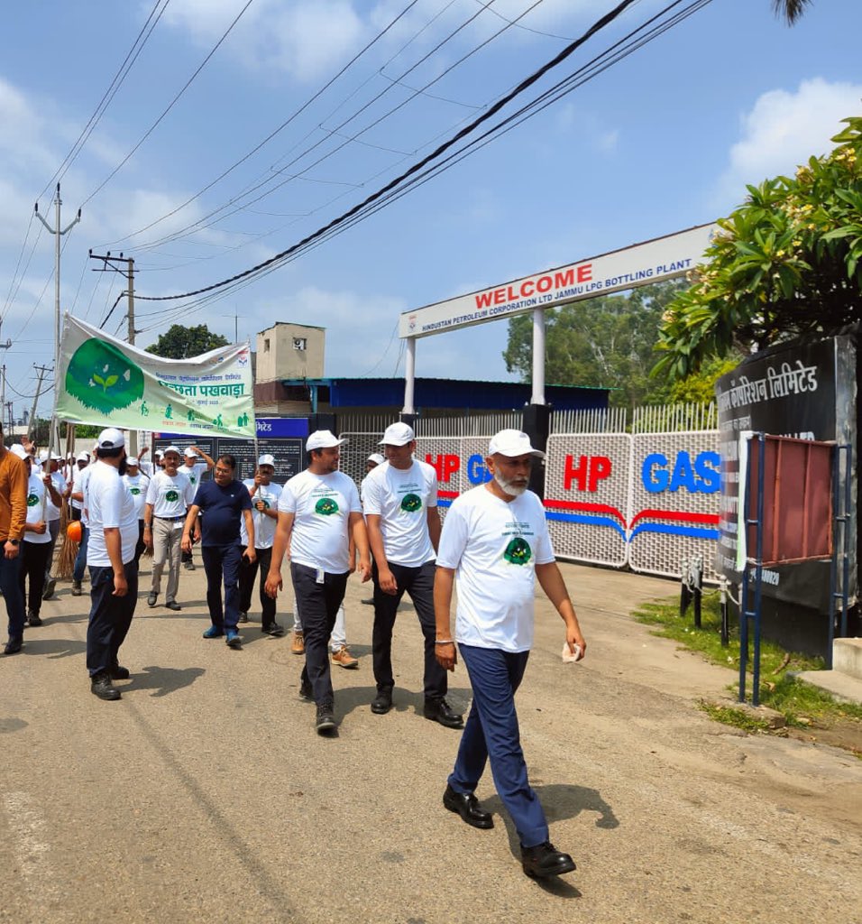 HPCL_JAMMU_LPG's tweet photo. HPCL Jammu RO/Plant team committed to Swach Bharat, conducted a cleanliness drive with industry members. "Swach Bharat Swasth Bharat" @HPCL @garg_am @anujjain1906 @Dharmendra_1967 #SwachhtaPakhwada https://t.co/I4ppfWTkA8