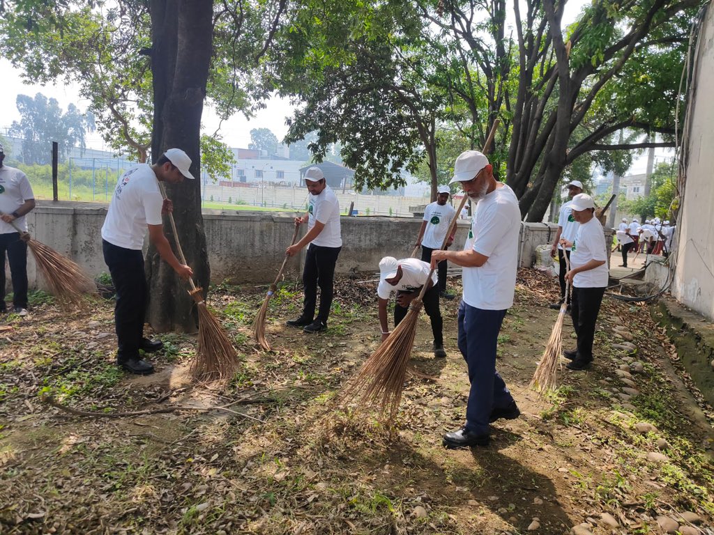 HPCL_JAMMU_LPG's tweet photo. HPCL Jammu RO/Plant team committed to Swach Bharat, conducted a cleanliness drive with industry members. "Swach Bharat Swasth Bharat" @HPCL @garg_am @anujjain1906 @Dharmendra_1967 #SwachhtaPakhwada https://t.co/I4ppfWTkA8