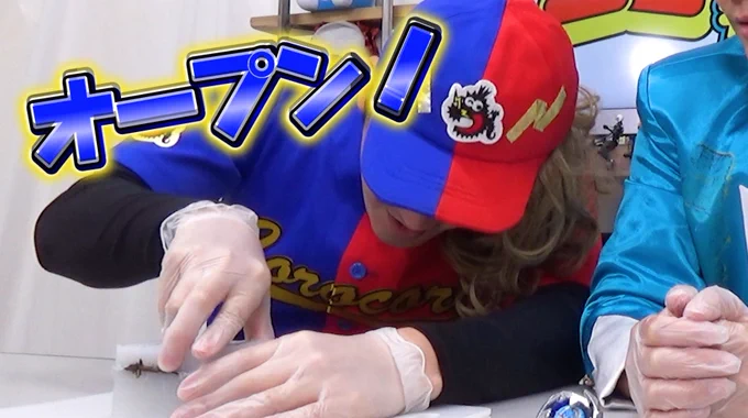 ◤◢◤ 禁断のベイブレード復活 ◢◤◢ な、な、ナント 今日発売の #BeybladeX の #ドランソード をチョコレートで作っちゃった 無茶しやがる・・・ #コロチャン から7ヶ月早いバレンタインチョコだ 受け取ってくれぇ   #ベイブレード #ベイブレードX