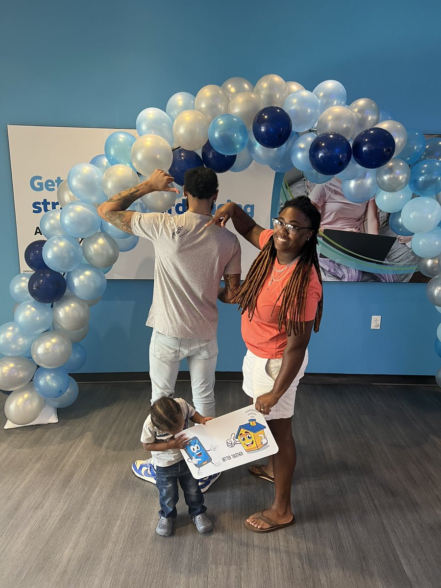MrKenfromATT's tweet photo. My guy James starting Showtime Shoppes with our first XSell! #bettertogether #signtheshirt #rocktheblock @inVINCEables1 @Showtime_Roe @Julio_Cintron14 @VinceLeaks @404girl https://t.co/HkGXLXzl5o
