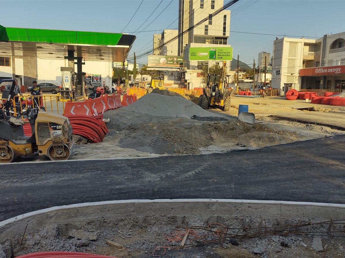 winnyG's tweet photo. @miguelbtrevino un solo carril en el Centrito???? Porqué hacer cuellos de botellas? Quién asesora en estas decisiones? Cualquier persona pensante sabe que esto será un desastre. https://t.co/2LdBDjGL4p