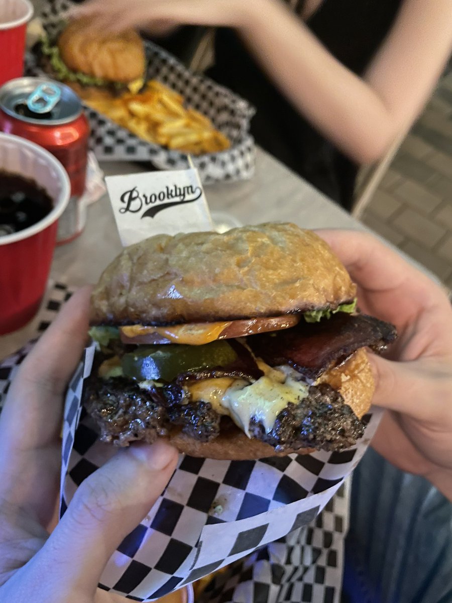 Sin0Pretension's tweet photo. Brooklyn Burgers 

Si quieren probar una guesa estilo smash americana muy bien lograda vayan a Brooklyn Burgers.

Para nosotros una de la mejor 🍔 qué hay en Medellín 

📍Provenza 

9/10 https://t.co/LunhGBVFmE