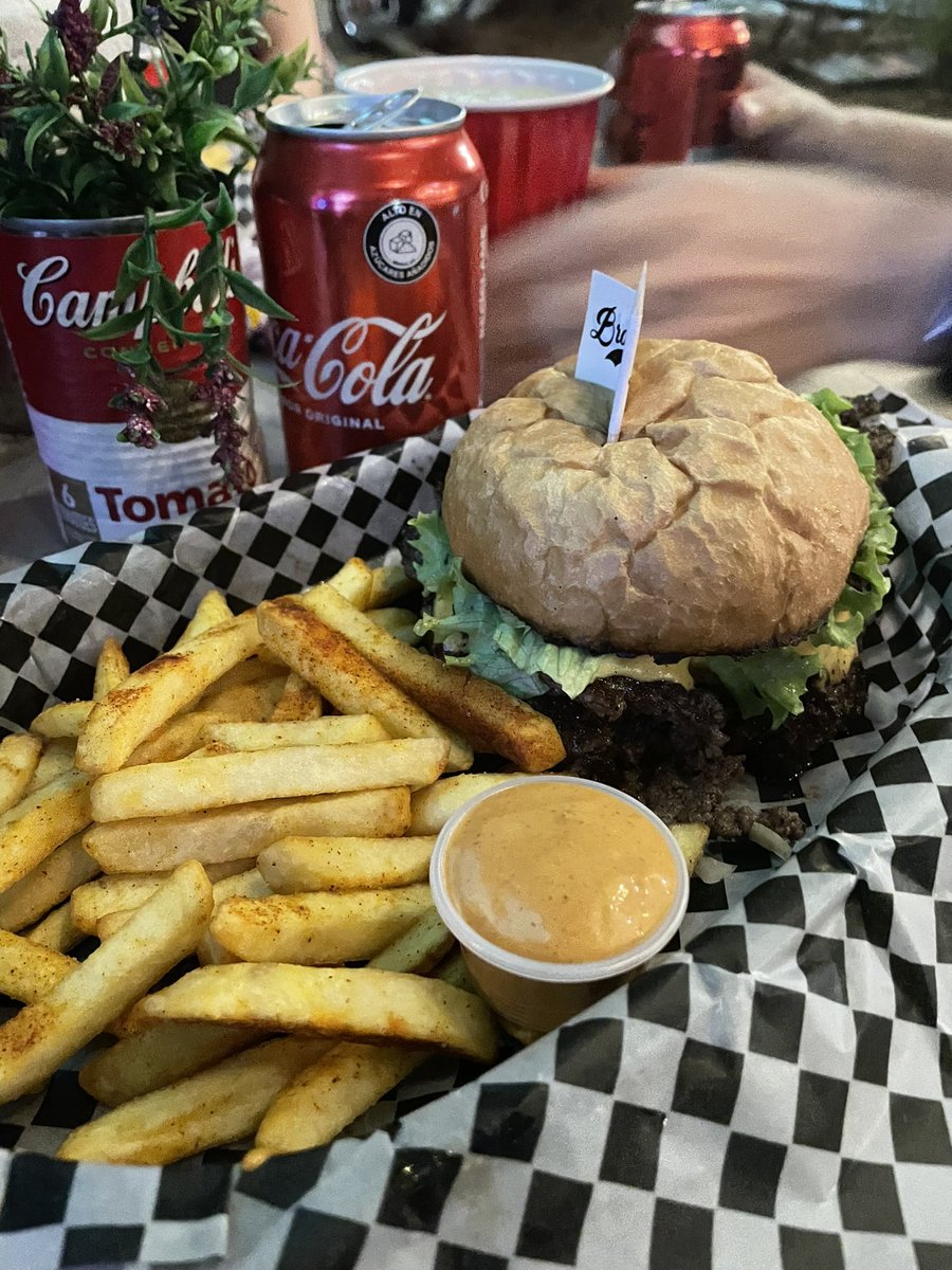 Sin0Pretension's tweet photo. Brooklyn Burgers 

Si quieren probar una guesa estilo smash americana muy bien lograda vayan a Brooklyn Burgers.

Para nosotros una de la mejor 🍔 qué hay en Medellín 

📍Provenza 

9/10 https://t.co/LunhGBVFmE