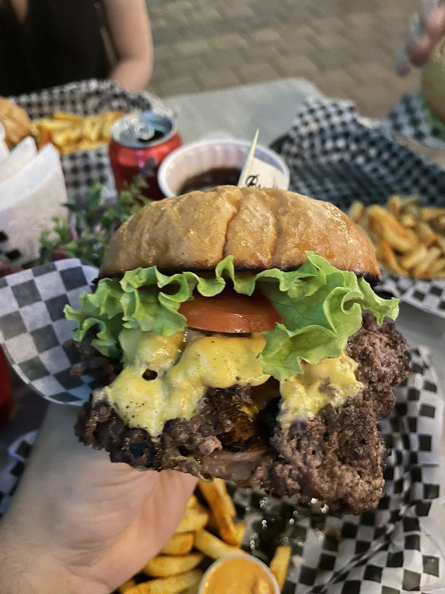 Sin0Pretension's tweet photo. Brooklyn Burgers 

Si quieren probar una guesa estilo smash americana muy bien lograda vayan a Brooklyn Burgers.

Para nosotros una de la mejor 🍔 qué hay en Medellín 

📍Provenza 

9/10 https://t.co/LunhGBVFmE