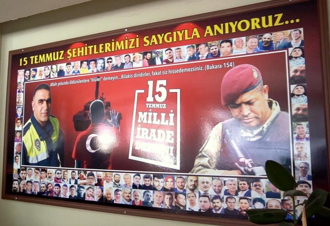fen_cemil's tweet photo. Gençler;
İçimizdeki hainlere sakın göz açtırmayın.
Bu Yüce Millet 15 Temmuz'da yapılanları hiçbir zaman unutmayacaktır. 
Sizlerde unutmayın,unutturmayın.

Şehitlerimizin mekânı cennet olsu.

15 Temmuz Demokrasi ve Milli Birlik Günü Kutlu Olsun🇹🇷🇹🇷🇹🇷
@mehmetyigitmem 
@OBirtekocak https://t.co/Rvhxrxg26E