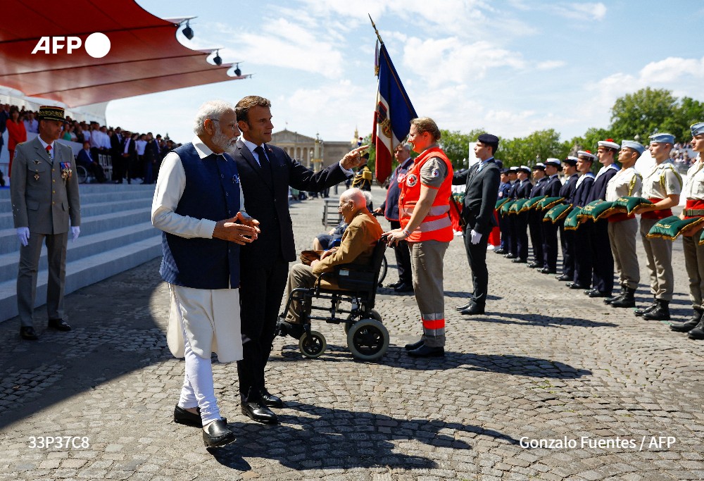 [A LA UNE A 18H]
Le défilé militaire du 14 juillet s'est déroulé sans accroc sur les Champs-Elysées en présence d'Emmanuel Macron et du Premier ministre indien, Narendra Modi, invité d'honneur à l'occasion de la fête nationale, malgré un climat sécuritaire tendu #AFP 1/5