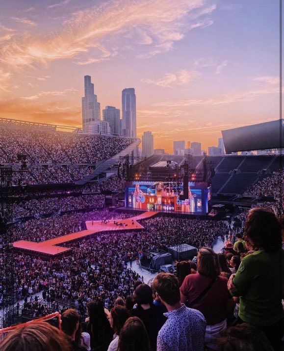 this is THE photo of the eras tour. tour of the decade fr.