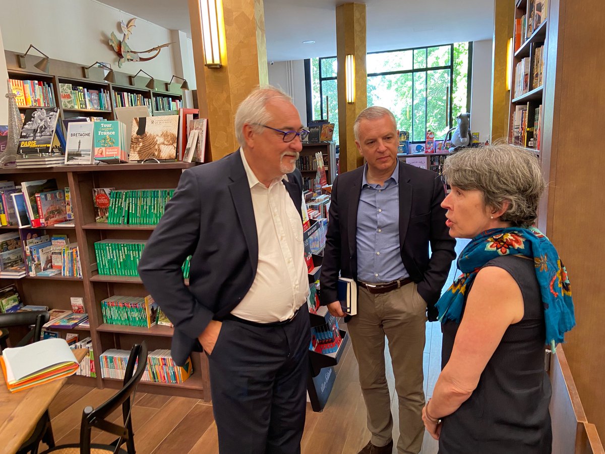 Prefet92's tweet photo. 🚩Le sous-préfet d'Antony et de Boulogne Benoît Trévisani visite la commune de #FontenayauxRoses avec le maire @laurent_vastel
👉Présentation des projets de rénovation communaux notamment aux Blagis https://t.co/UlkvwzoJFb