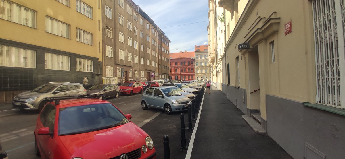 MinistryofWalk's tweet photo. 🌡️Taková ulice určitě není na zítřejší teploty připravena. #Letná #Praha7 https://t.co/xMhyi8D8g0