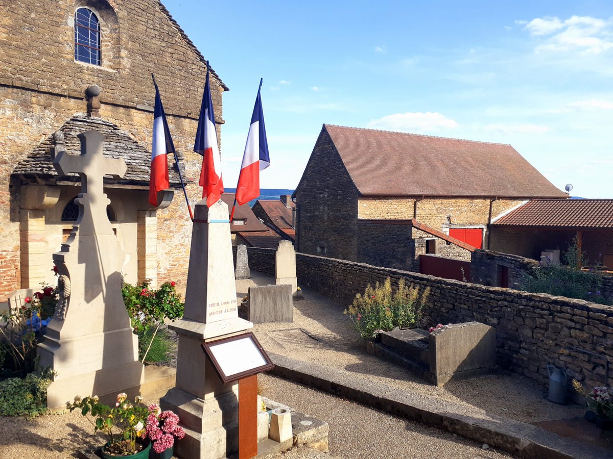 Pour la fête nationale du 14 juillet, le monument aux morts de #Taizé est pavoisé aux couleurs nationales. Un panneau est désormais installé à côté du monument pour indiquer quelles sont ces fêtes nationales.
#14Juillet #14Juillet2023 <a href="/Prefet71/">Préfet de Saône-et-Loire</a> <a href="/saoneetloire/">Saône-et-Loire</a>