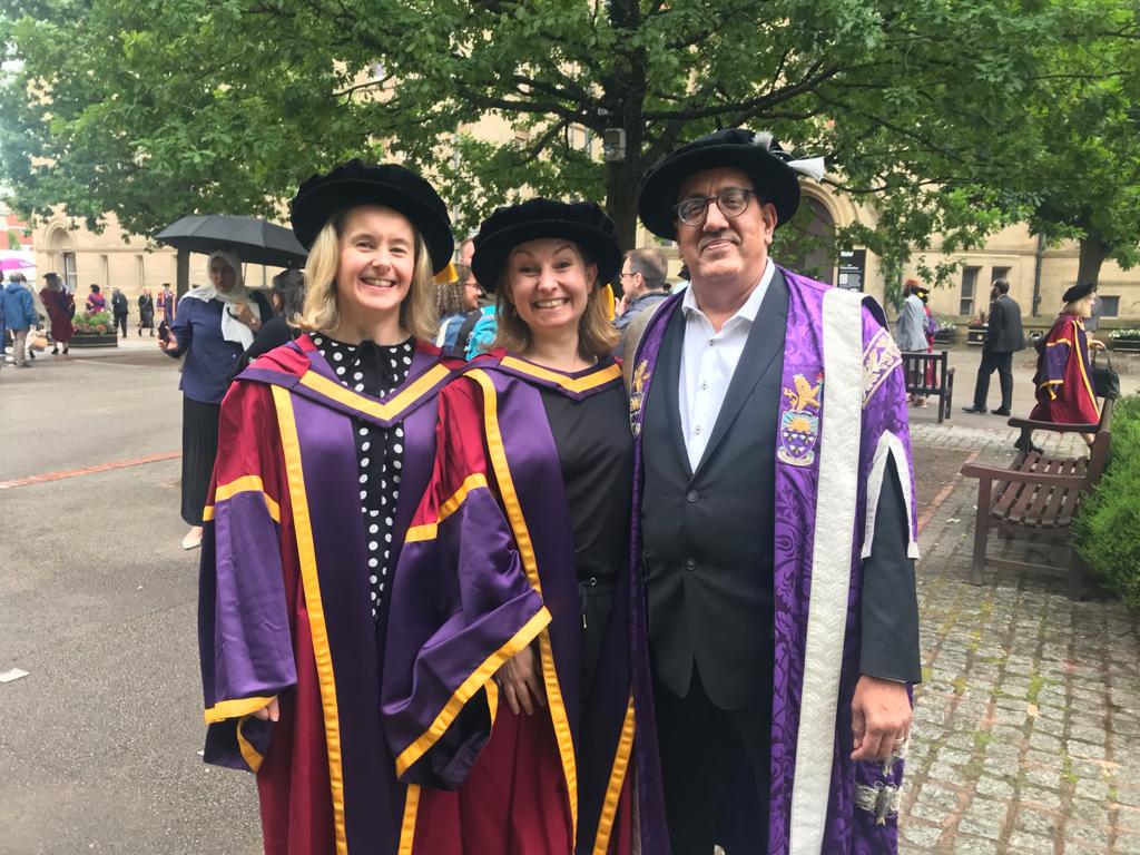 marianneaznar's tweet photo. A fantastic day for @RT_physics, celebrating hard-earned PhDs for @KathrynBanfill @JooshLindsay @DonalMcSweeney6 , MD for Peter MBanu and PGCert for @ArisBreaker ! Bonus photo: me totally fan-girling 🤓 over @OfficialUoM  Chancellor @nazirafzal  #medphys #radonc https://t.co/zV60bYAWiR