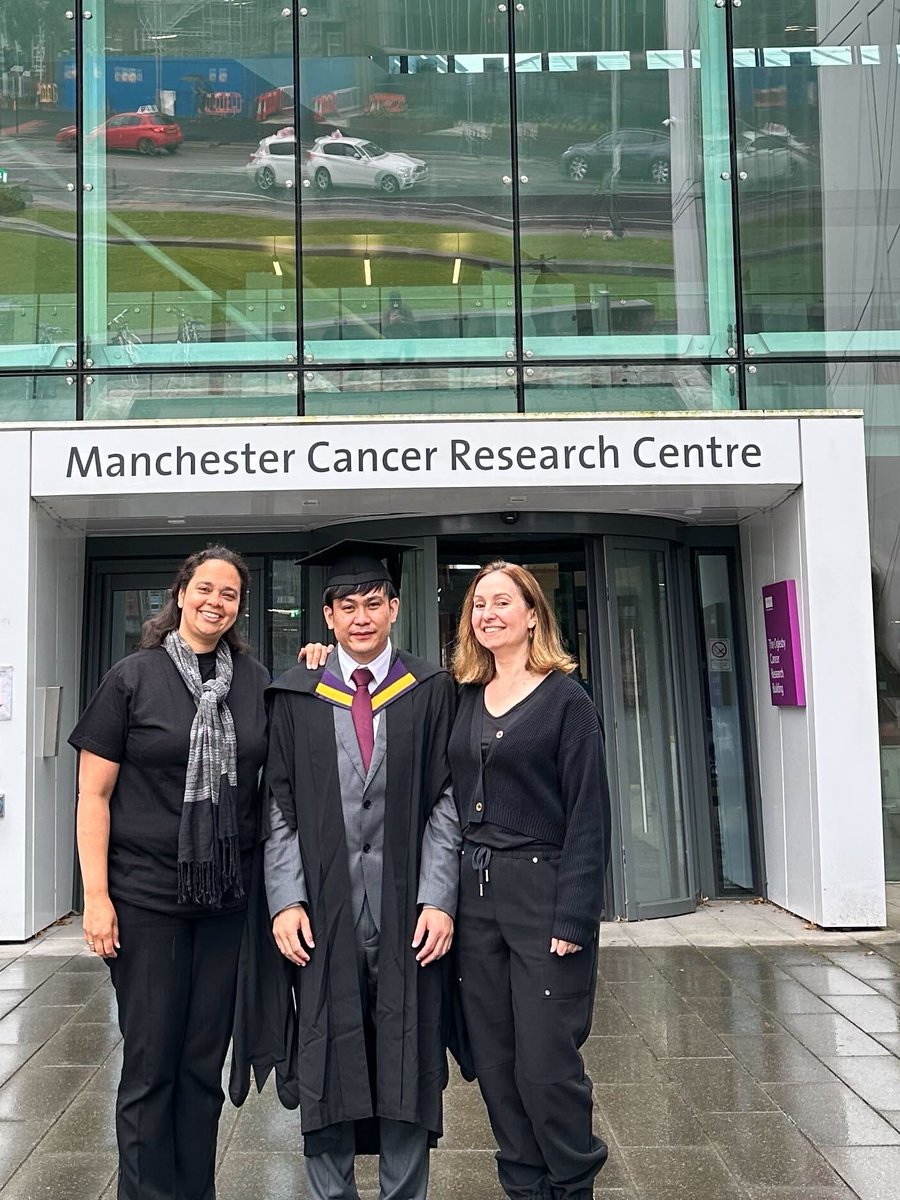 marianneaznar's tweet photo. A fantastic day for @RT_physics, celebrating hard-earned PhDs for @KathrynBanfill @JooshLindsay @DonalMcSweeney6 , MD for Peter MBanu and PGCert for @ArisBreaker ! Bonus photo: me totally fan-girling 🤓 over @OfficialUoM  Chancellor @nazirafzal  #medphys #radonc https://t.co/zV60bYAWiR