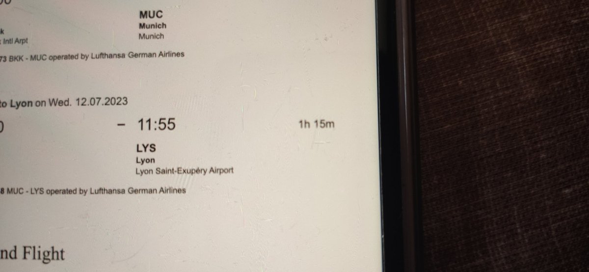 Cannoise06400's tweet photo. @lufthansa de pire en pire en pire cette compagnie ! Parce qu'une petite de 13 ans est en business class payé par son père vous ne donnez pas le repas??Celui derrière mange et elle n'a pas droit? Le vol dure 1h15 #shame #avion #lufthansa #compagnieallemande #kidonboard #honte https://t.co/tFaNDp4PPX