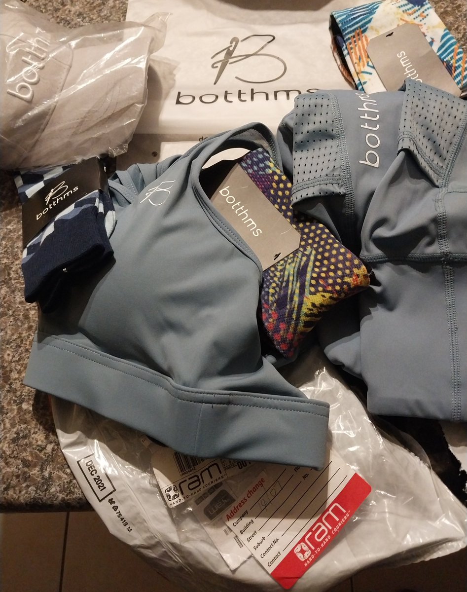 KimiRose_'s tweet image. Finally, my parcel is here! 🥳 Joys of being a Juicy Gang. 😇🤌🧡 Thank you @botthms for the lovely prize. Thank you @JuicyJay_Siya for being an awesome favorite. May your partnership be blessed. Thank you @sweetpotato070 for your patience and efforts. 🙏🙏❤️❤️