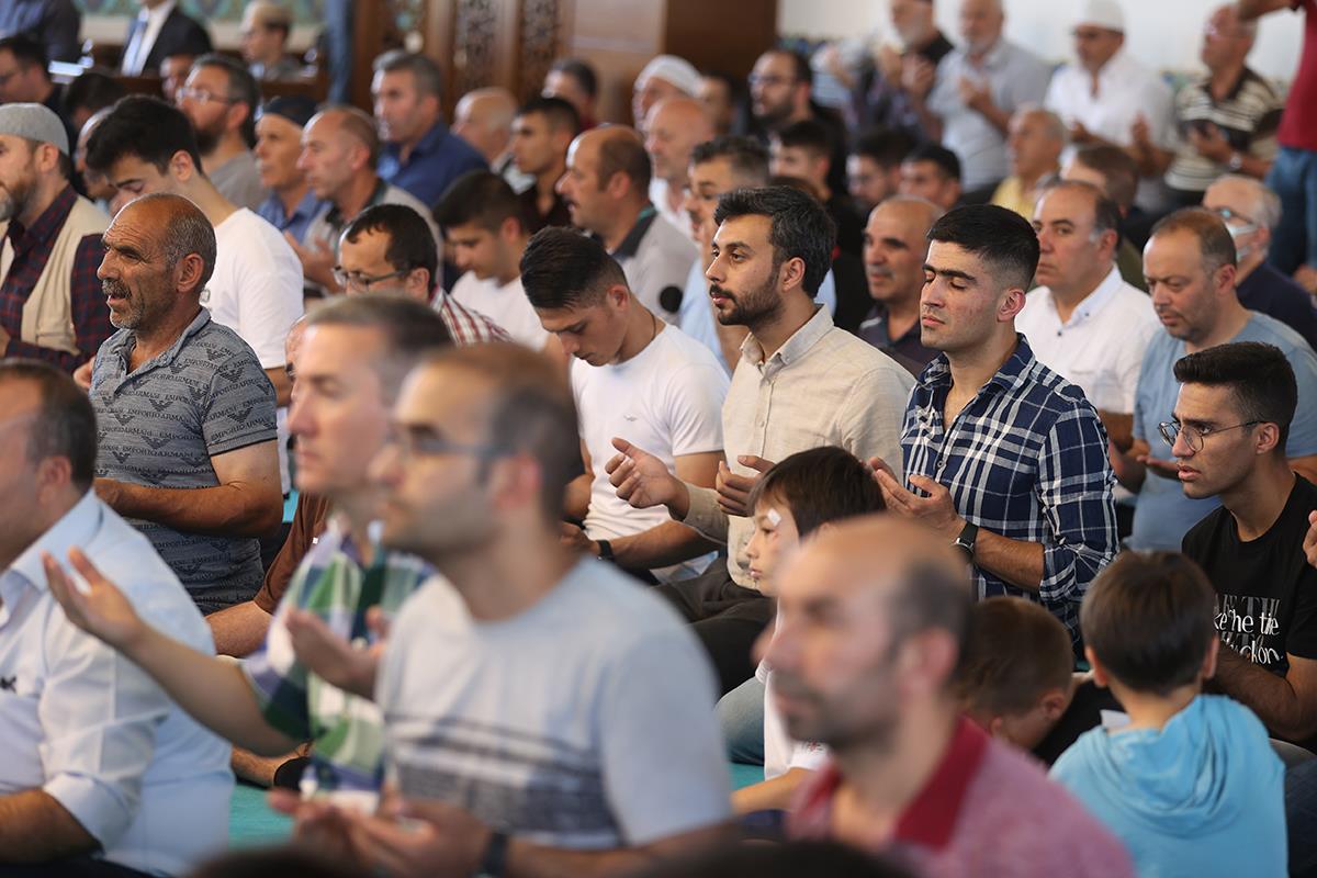 Ankara Sağlık Bilimleri Üniversitesi yerleşkesinde bulunan Gülhane Camii’nde düzenlenen “#15Temmuz Demokrasi ve Milli Birlik Günü Anma ve Şehitlerimiz İçin Hatim Duası Programı”na katılarak şehitlerimiz için okunan hatimlerin duasını yaptık.

Okunan hatm-i şeriflerden hasıl olan