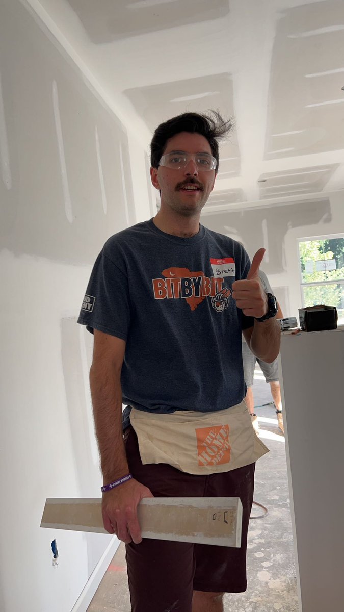 SwampRabbits's tweet image. Building homes and changing lives with @HabitatGVL 💪🏽

Improving the community #BitByBit