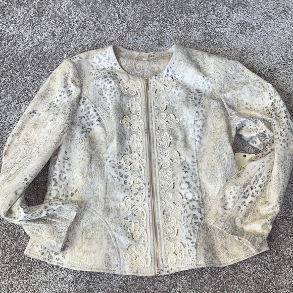 slpbr1207's tweet photo. So good I had to share! Check out all the items I'm loving on @Poshmarkapp #poshmark #fashion #style #shopmycloset #reba: https://t.co/2FQCtHx6Sy https://t.co/1bF6MWWE3t