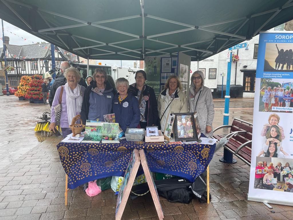 ⁦@SiStourbridge⁩ #Soroptimists keep smiling in the rain at #StourbridgeInBloom judging today; recruitment to #StandUpForWomen and #ImprovingLivesofWomenandGirls on show: