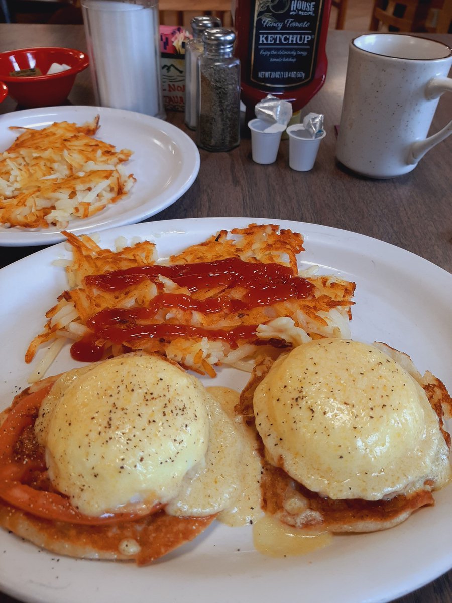 #YummyliciousChef #restaurants #breakfast
Tomato Eggs Benedict with extra side of hashbrown potatoes 
Beautiful but they're overcooked so I sent it back. Got it right the 2nd time😋👍👍
Never apologize on asking for quality food when dining out