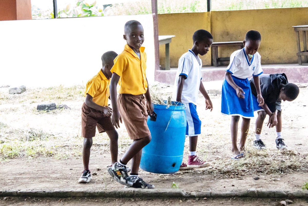 futurestars15's tweet photo. As the school week draws to a close, these incredible young minds lend a helping hand to keep their school compound clean and sparkling. From sweeping to picking up trash - every effort counts!

#Futurestars #TeamworkMakesTheDreamWork #CaringKids #BrighterFuture #TogetherWeCan https://t.co/RdgnQBKp0U