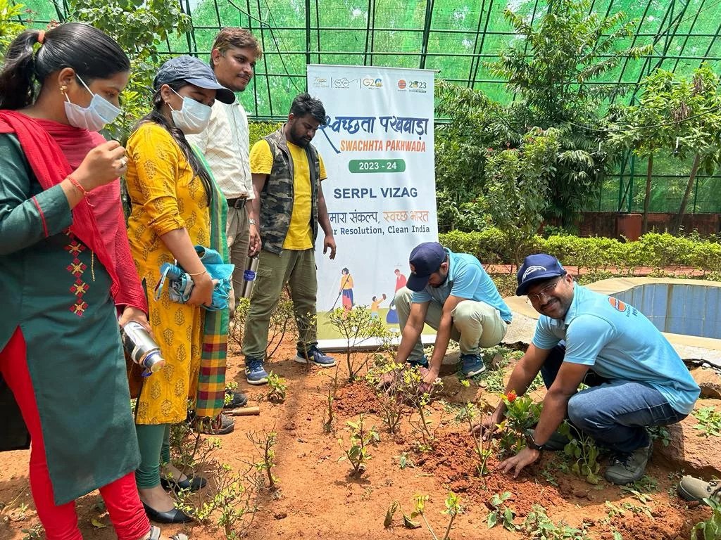 vizagzoo_igzp's tweet photo. As part of SWACHHTA PAKHWADA, Plantation drive was conducted by IOCL and IGZP team. Grateful to Indian Oil Corporation Limited for their unwavering support in plantation initiative. Together, we are nurturing a greener future! πΏπ± #PlantingProgress
@CZA_Delhi @moefcc https://t.co/w2VHv6mI0r