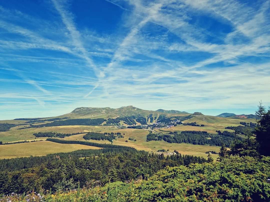 pierreandrieu's tweet photo. Vue sur le Sancy depuis les hauteurs du lac Pavin... #puydesancy #puymonchal #massifdusancy #sancy #lacpavin #auvergne #rando #randonnée #montagne #mountain #superbesse https://t.co/wvNtUk6QWS