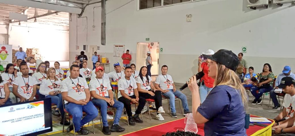 MinAlimenVen's tweet photo. #Guárico | En la Planta Nutrivida realizamos jornada de clausura del 2do. ciclo formativo de los líderes y lideresas de los CLAP, con la participación de nuestra Comisionada ministerial @marilyndilucave, presidenta del @InnVenezuela. 
#ConMaduroMásPueblo 
#AlimentaciónEsBendición https://t.co/0VKLHQuWmS