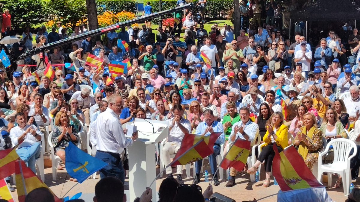 aruiz_88's tweet photo. 💙Hoy acudimos a escuchar al futuro Presidente del Gobierno de España, @NunezFeijoo, a #Oviedo. 

☀️Un día espectacular en el que  pudimos comprobar que existe un camino de estabilidad, seriedad y progreso real para nuestro país. https://t.co/XQETfXshq0