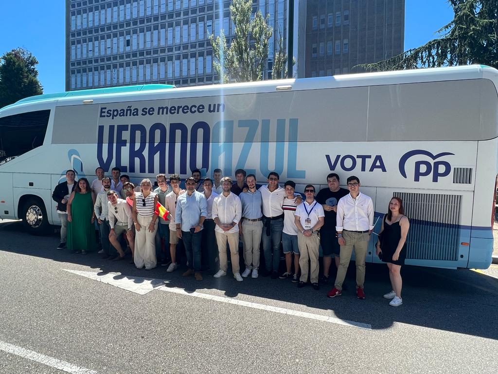 aruiz_88's tweet photo. 💙Hoy acudimos a escuchar al futuro Presidente del Gobierno de España, @NunezFeijoo, a #Oviedo. 

☀️Un día espectacular en el que  pudimos comprobar que existe un camino de estabilidad, seriedad y progreso real para nuestro país. https://t.co/XQETfXshq0